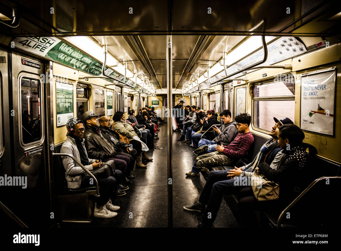 Pendler in u-Bahn-Wagen an der New Yorker u-Bahn Stockfoto