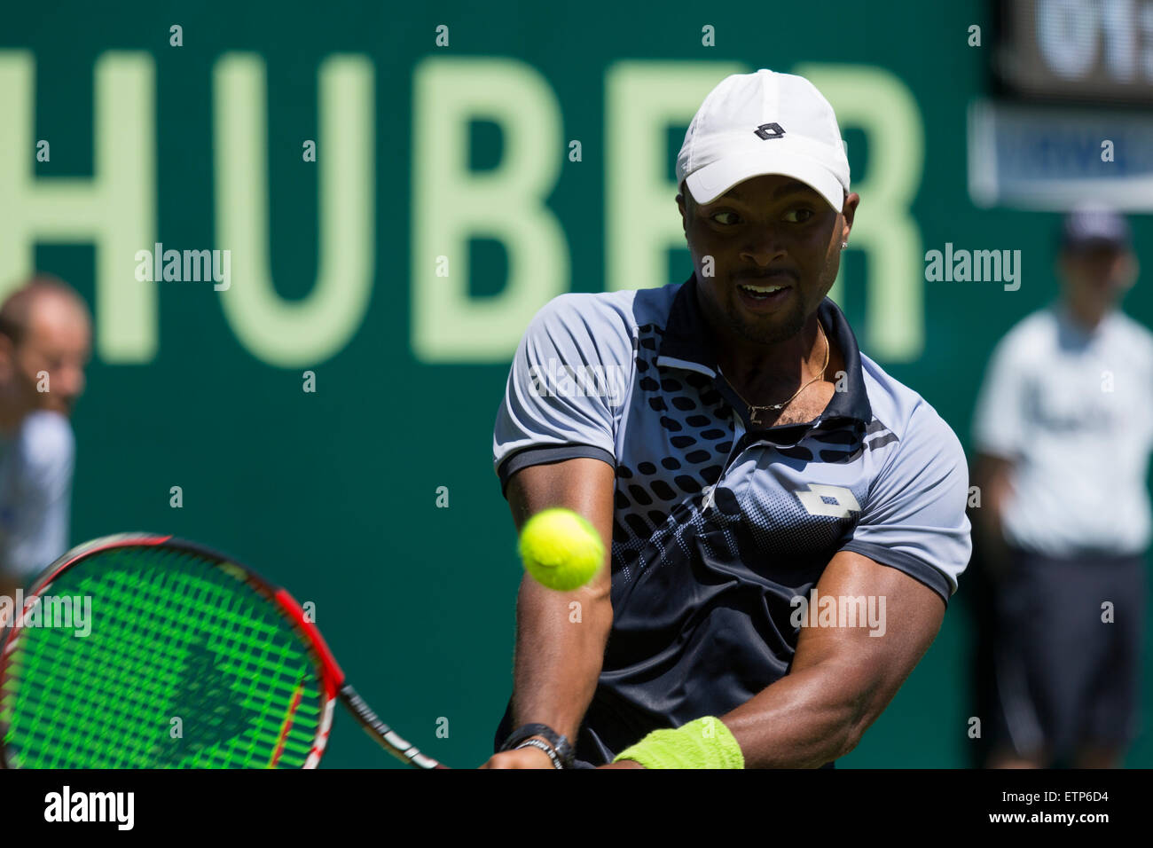 Donald Young (USA) spielt einen Schuss in der ersten Runde des ATP Gerry Weber Open Tennis Championships in Halle, Deutschland. Bildnachweis: Gruffydd Thomas/Alamy Live-Nachrichten Stockfoto