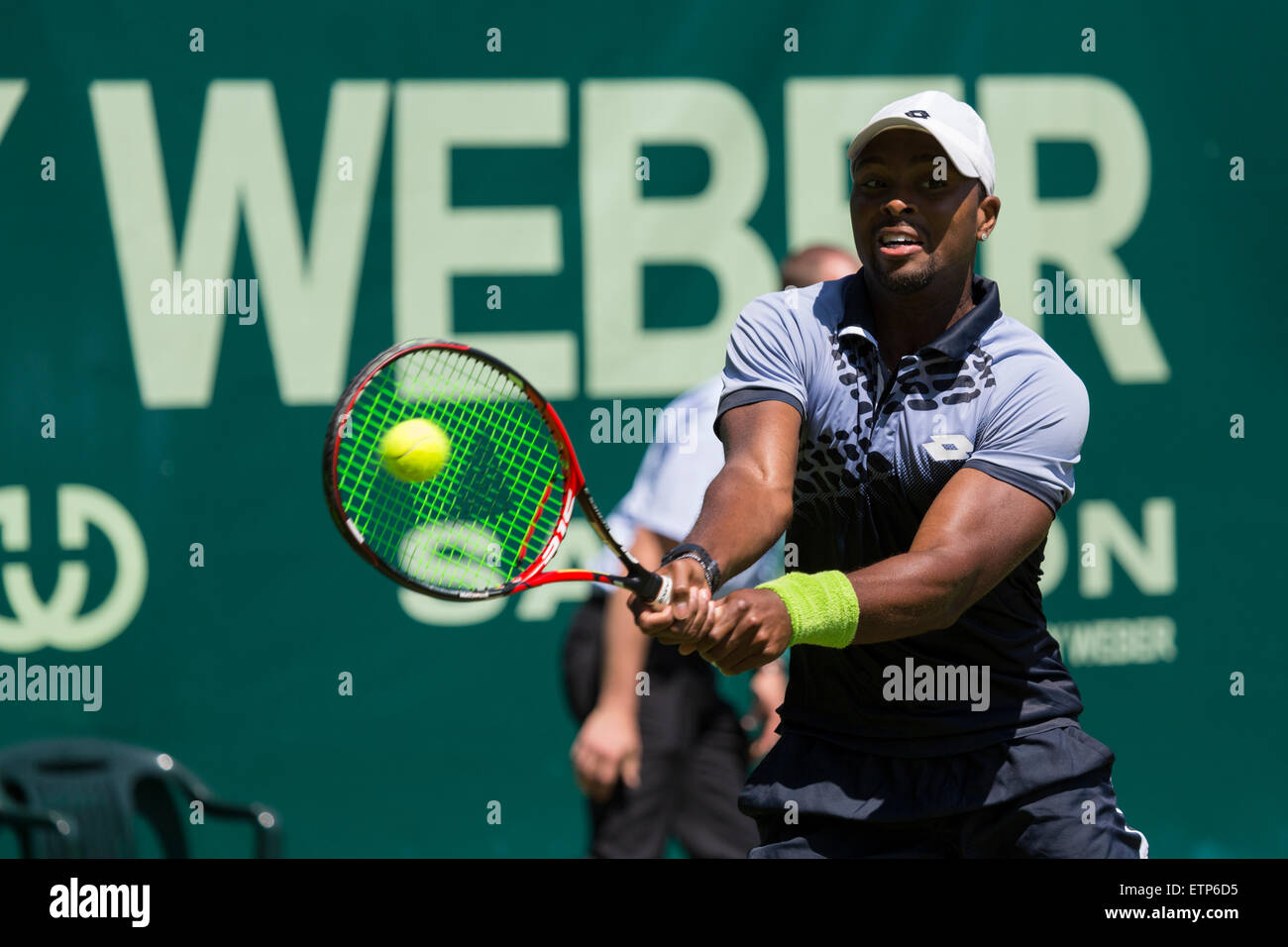 Donald Young (USA) spielt einen Schuss in der ersten Runde des ATP Gerry Weber Open Tennis Championships in Halle, Deutschland. Bildnachweis: Gruffydd Thomas/Alamy Live-Nachrichten Stockfoto