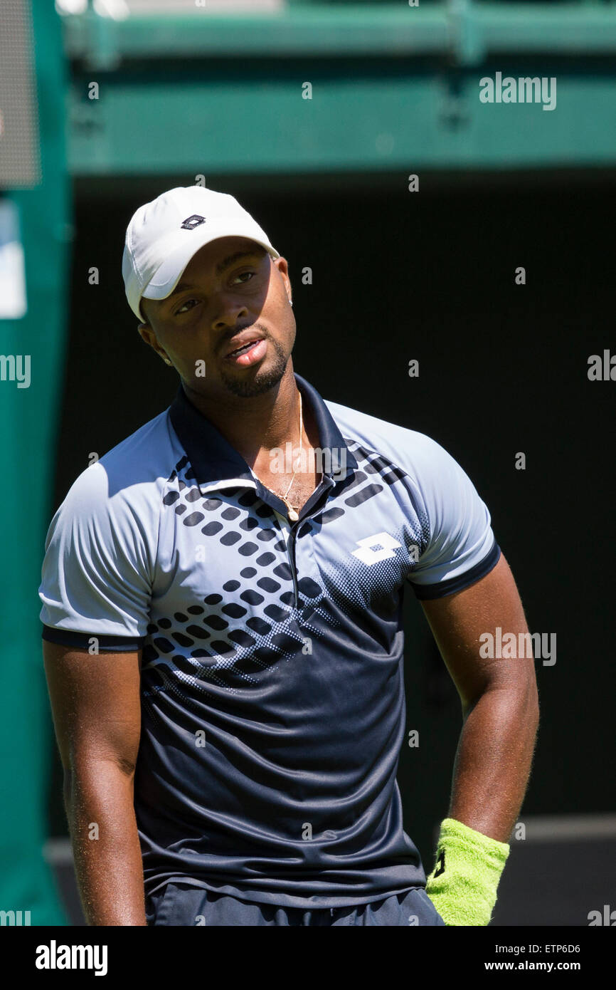 Donald Young (USA) bestreitet einen Linie-Aufruf in der ersten Runde des ATP Gerry Weber Open Tennis Championships in Halle, Deutschland. Bildnachweis: Gruffydd Thomas/Alamy Live-Nachrichten Stockfoto