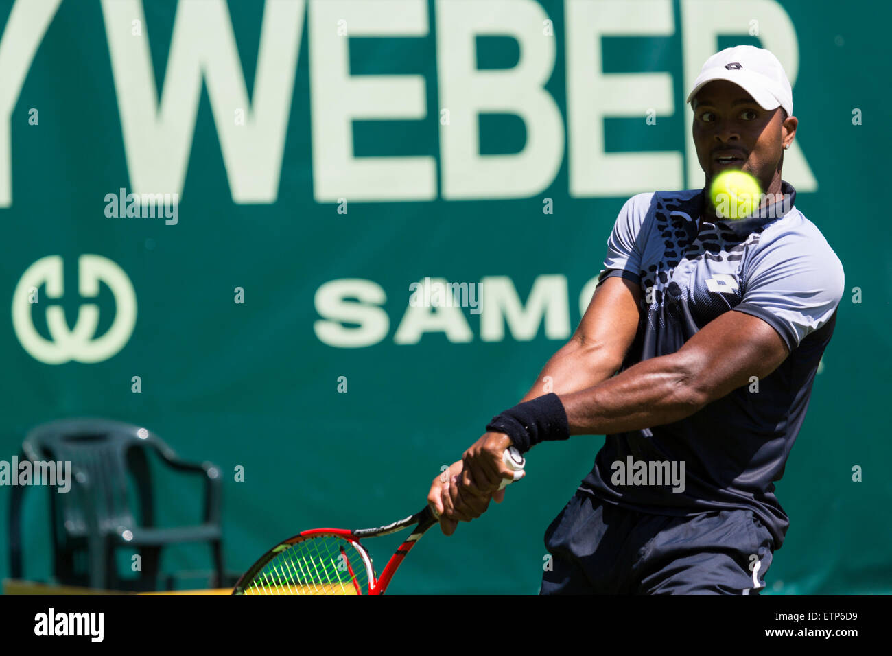 Donald Young (USA) spielt einen Schuss in der ersten Runde des ATP Gerry Weber Open Tennis Championships in Halle, Deutschland. Stockfoto