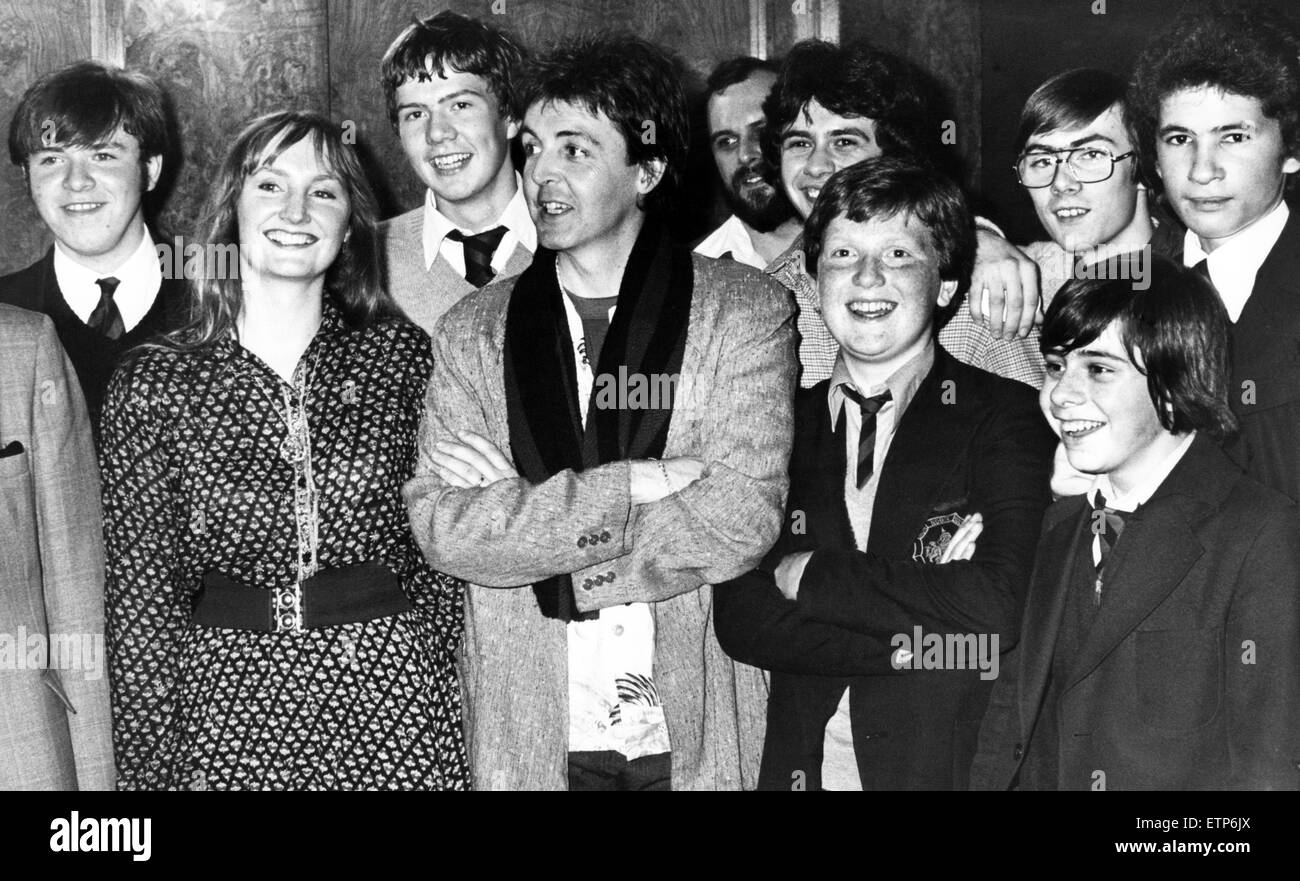 Paul McCartney mit Schülern und Mitarbeitern von seiner alten Schule, Liverpool Institute, nach seiner Show am Royal Court, Liverpool, Merseyside. 23. November 1979. Stockfoto