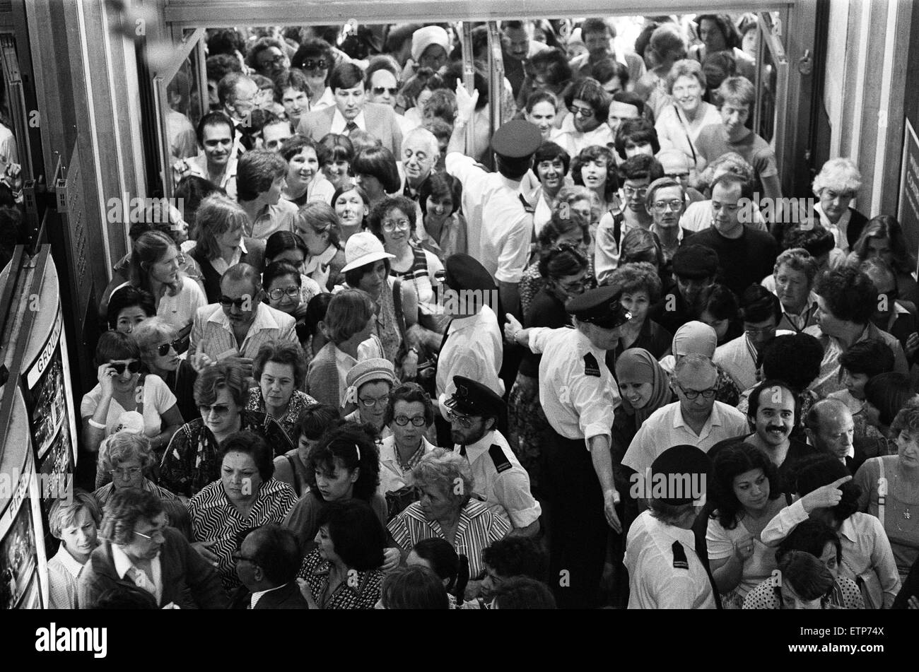Massen warten am Eingang zum Harrods während des Verkaufs. 15. Juli 1979. Stockfoto