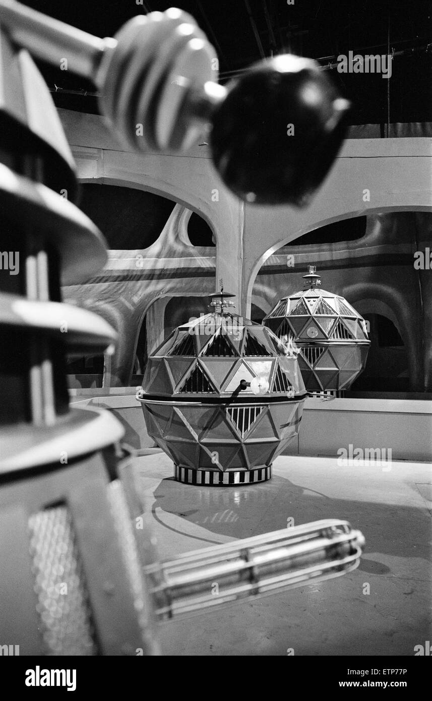 Doctor Who, Fernsehserie, Szene aus Geschichte namens "The Chase", achte Serie, Staffel 2. Bilder zeigen die Konfrontation zwischen der Mechonoids, große kugelförmige Roboter ursprünglich von Menschen gebaut um Welten und ihre Erzfeinde The Daleks besiedeln zu helfen. Die Auseinandersetzung erfolgt auf einer Raumstation. BBC TV-Studios, Ealing Green gefilmt. 14. April 1965. Stockfoto
