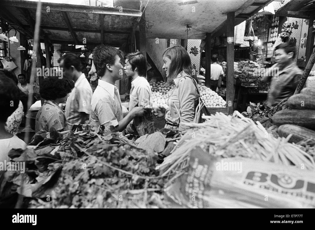 Jackie Pullinger gesehen hier auf dem Marktplatz der Walled Stadt in Hong Kong einkaufen. Jackie ist lokal bekannt als die Schneekönigin durch ihre Arbeit mit Heroinabhängigen. 17. Juli 1977 Stockfoto