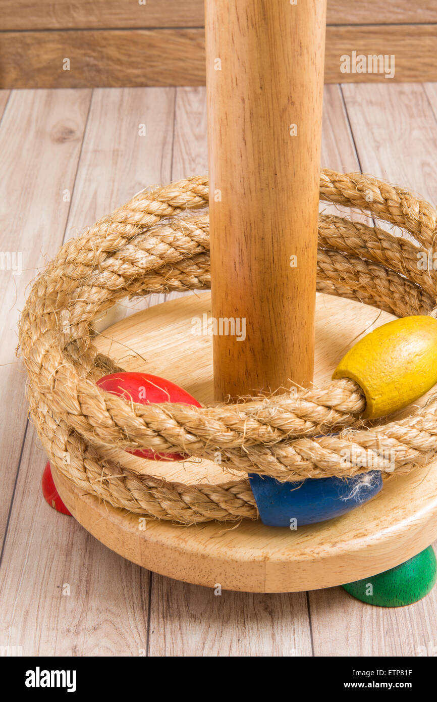 Ring Toss Spiel auf Holz Hintergrund Stockfoto