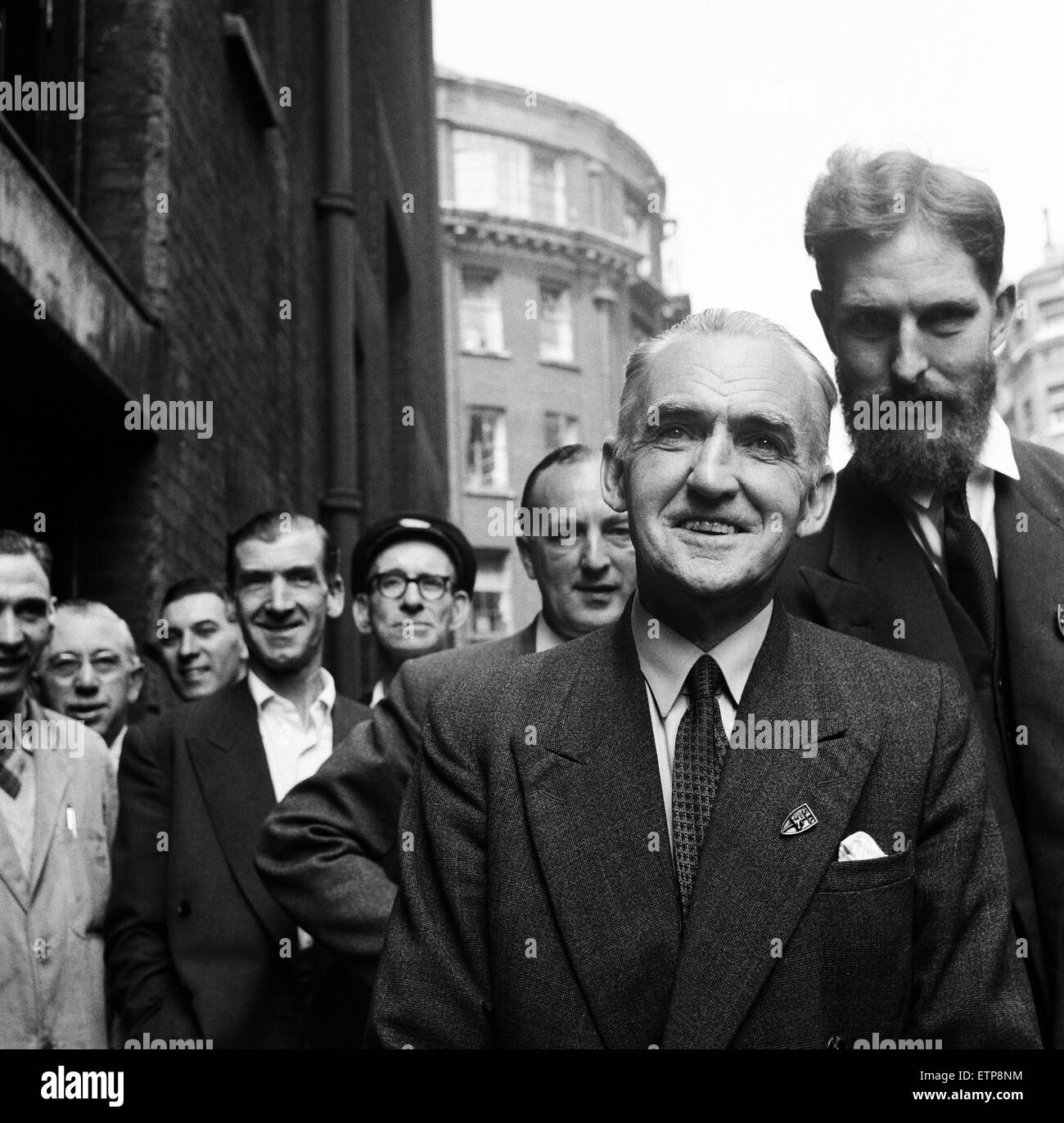 Im Bild, Philip Kinghorn Burbridge mit Herrn Austen Brooks (mit Bart), ein Mitglied der Liga der Empire Loyalists.  Herr Philip Kinghorn Burbridge, wer Herrn Altrincham (Kritiker der Königin), schlug, als er aus Fernsehen House in London kam. 7. August 19 Stockfoto