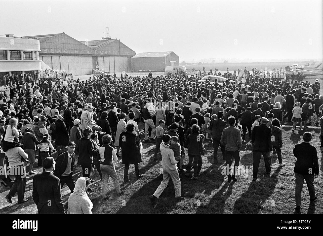 Riesige Menschenmengen begrüßen die Ankunft des Manchester Popgruppe The Hollies Flughafen Shoreham nach ihrem Auftritt in einem Pop-Festival im Wembley-Stadion.  26. April 1964. Stockfoto