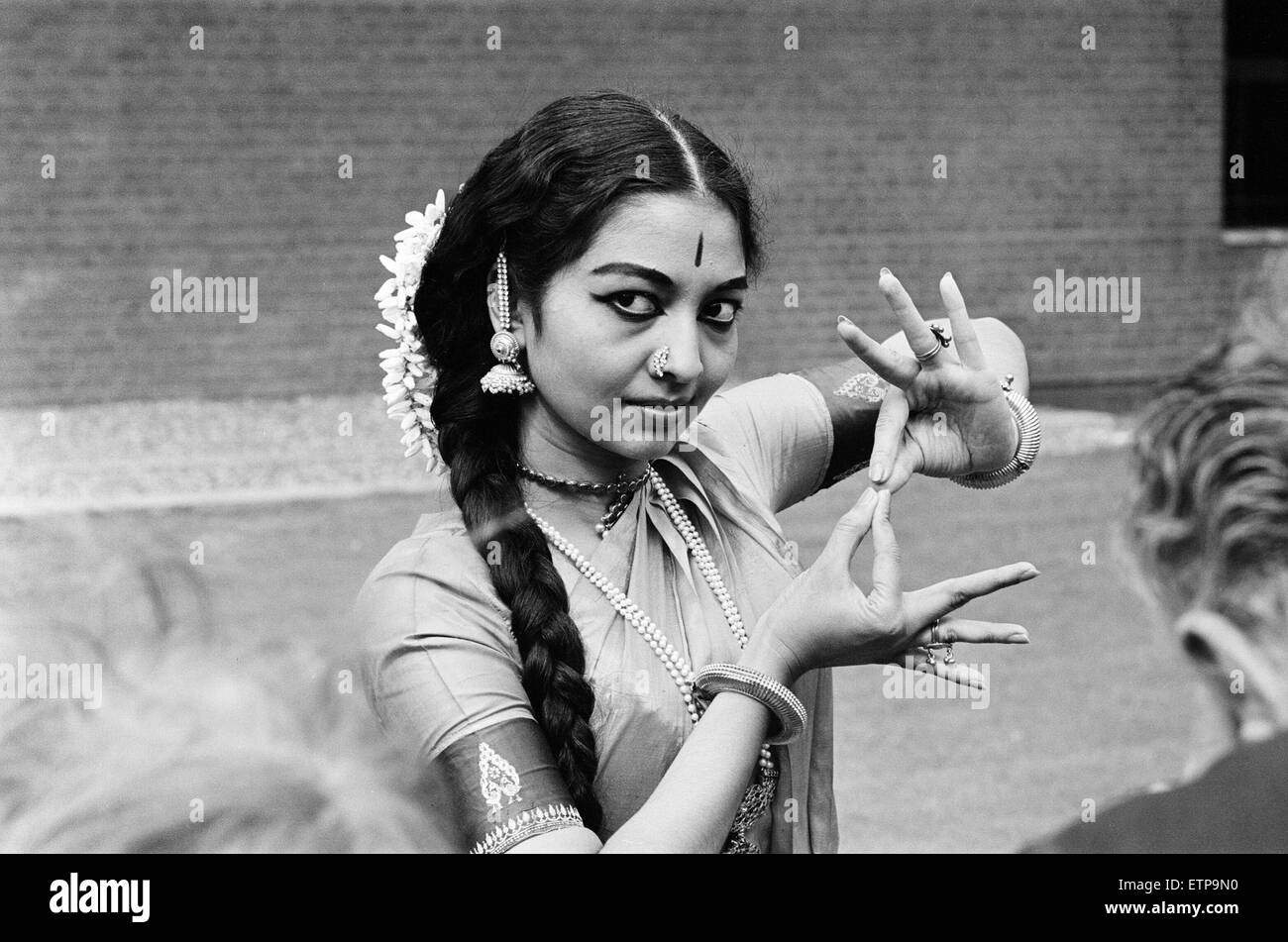 Indische klassische Tänzer, London, 28. August 1965. Tänzer Posen für die Fotografen. Stockfoto