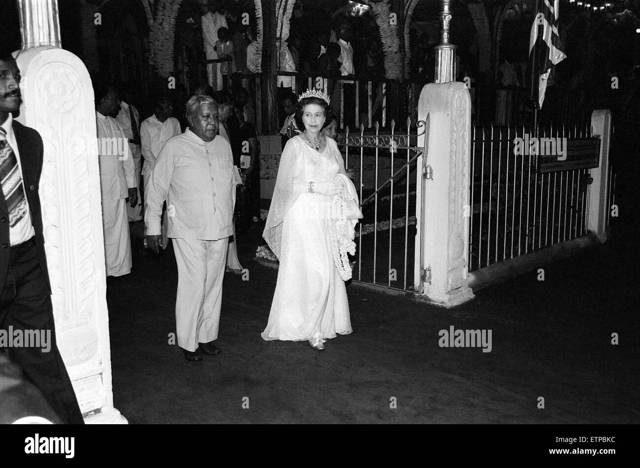 Die Royal Queens Vist nach Sri Lanka 21.-25. Oktober 1981. Ihre Majestät Königin Elizabeth II besucht Sri Lanka zweimal seit der Unabhängigkeit zuerst im Jahr 1953 und dann im Jahr 1981. Die Königin zweiter Besuch war zu die Feierlichkeiten 50 Jahre universal Erwachsenen Franchise in Sri Lanka zu besuchen. Der Victoria Damm des Mahaweli-Umleitung-Programms wurde feierlich von Premierministerin Margaret Thatcher 1984 eröffnet. Sri Lanka-Riegel mit Großbritannien sind vielfältig und decken ein breites Spektrum von Bereichen. Über einen Zeitraum von Zeit haben britische Handelsinteressen in Sri Lanka einen allmählichen Übergang von Plantagen, gezeigt. Stockfoto