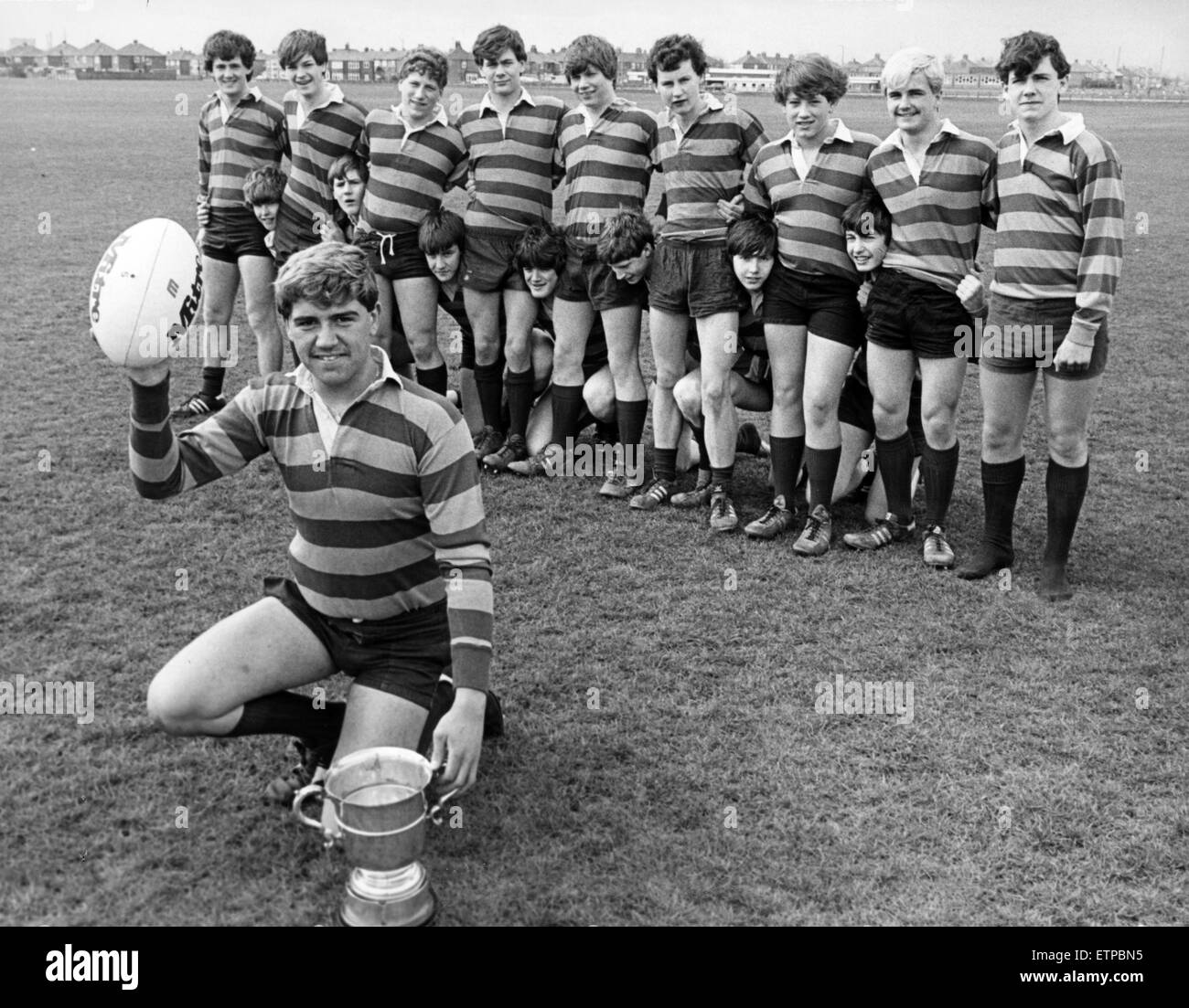 Saltscar Schule, Redcar, unter 16 Rugby-Team kam zu dem Schluss ihrer ungeschlagenen Saison unter 16 Opposition durch den Gewinn der Sir William Turner Sevens Turnier für das zweite nachfolgende Jahr. Im Bild, der Mannschaft mit Kapitän Paul Beal, die einen festen Griff auf die Schwäne Trophy, 17. April 1984 halten wird. Stockfoto