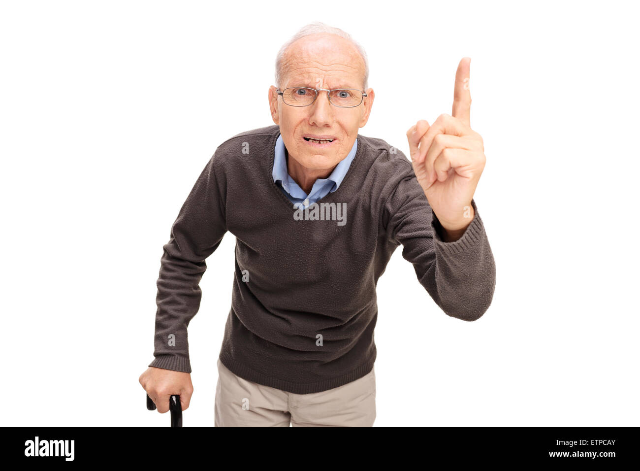 Verärgerter senior Mann mit einem Stock schimpfen und deutete mit dem Finger isoliert auf weißem Hintergrund Stockfoto