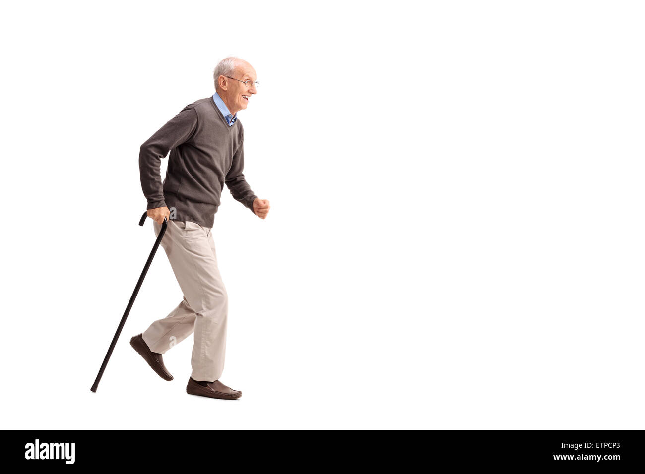 In voller Länge Portrait eines rauschenden Senioren gehen schnell mit einem Stock isoliert auf weißem Hintergrund Stockfoto