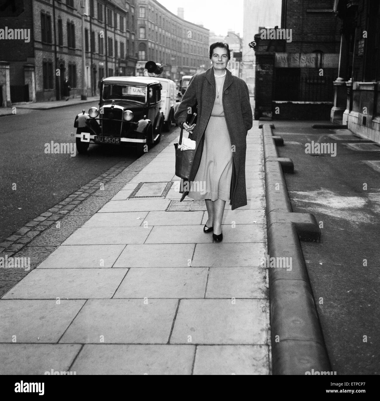 Miss Leslie Greene, die Frau, der Premier der konservativen Organisation Tagung eine Frau in der Albert Hall, London, unterbrochen und wurde, herausgezogen von den Begleitern. Im Bild, West London County Court verlassen, nachdem ihr Fall für einen Schadensersatzanspruch ¿101 Stockfoto