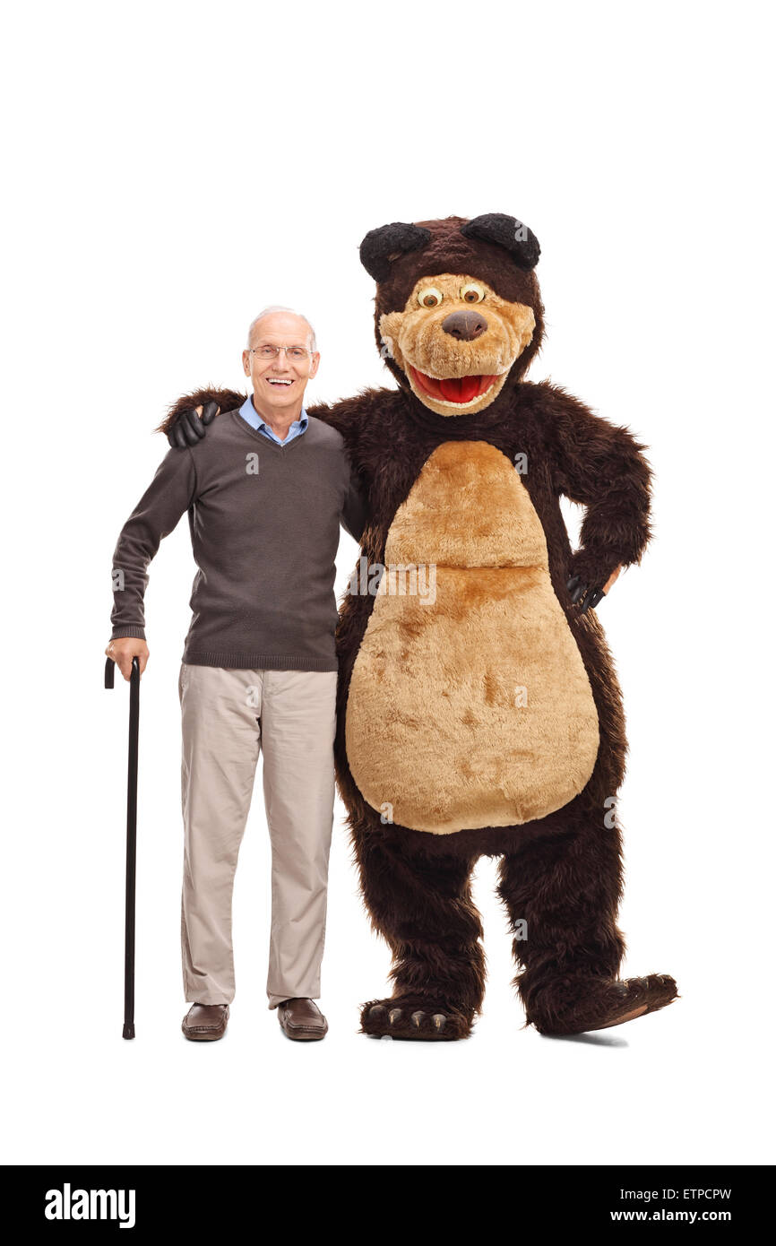 Voller Länge Porträt eines älteren Mannes umarmt und mit einem Mann in einem Bär Kostüm posiert und schaut in die Kamera Stockfoto