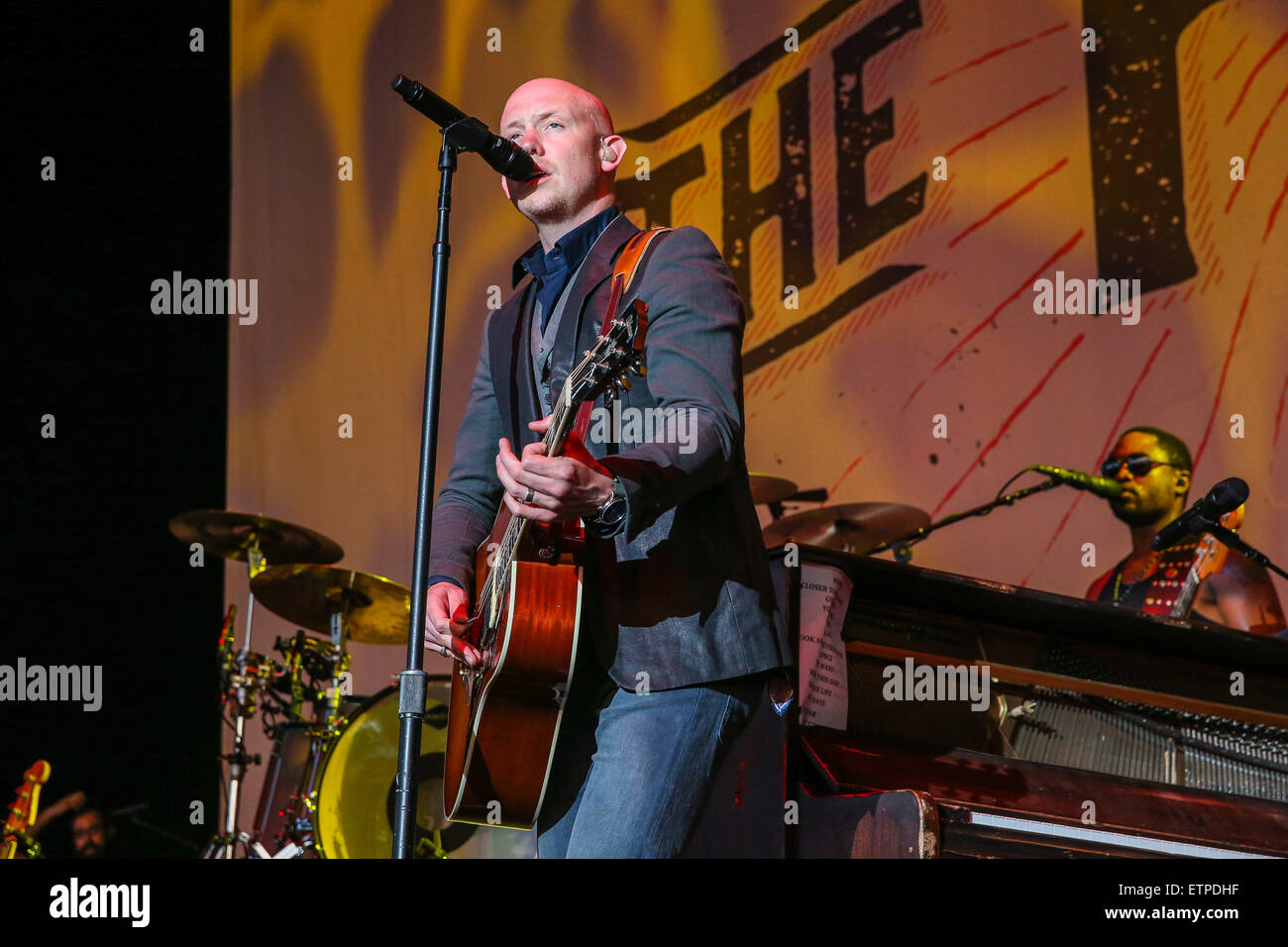 Raleigh, North Carolina, USA. 10. Juni 2015. Die abgenutzte Stelle führt in North Carolina. The Fray ist eine US-amerikanische Rock-Band aus Denver, Colorado. Von Mitschülern Isaac Slade und Joe King im Jahr 2002 gegründet, sie erreichten Erfolg mit der Veröffentlichung ihres Debütalbums, wie zu Save a Life im Jahr 2005 wurde zertifiziert Doppel-Platin von der RIAA und Platin in Australien, Kanada, Neuseeland und Großbritannien. © Andy Martin Jr./ZUMA Draht/Alamy Live-Nachrichten Stockfoto