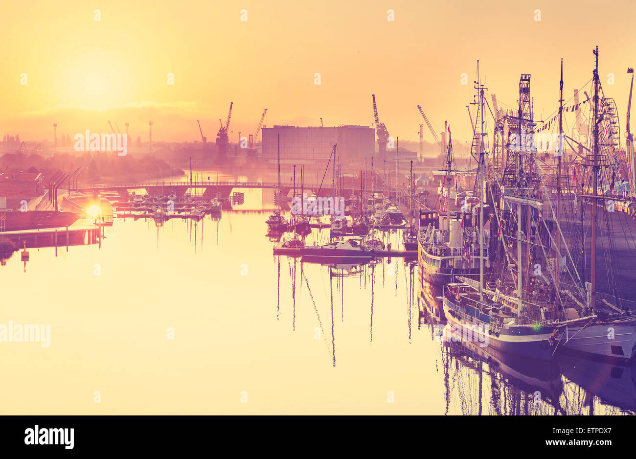 Vintage getönten goldenen Sonnenaufgang über Hafen, Uferpromenade in Stettin, Polen. Stockfoto