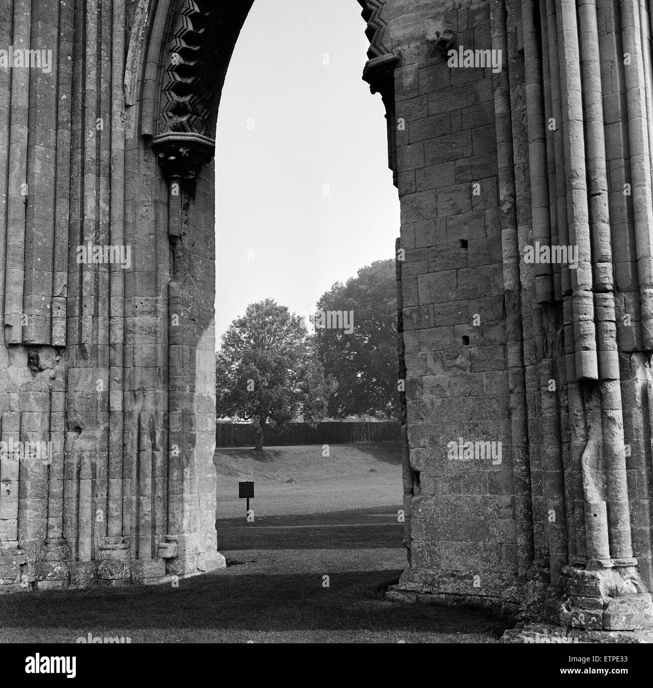 Die Ruinen der Abtei von Glastonbury in Somerset. Plakette markiert König Arthurs Grab. 22. September 1966. Stockfoto
