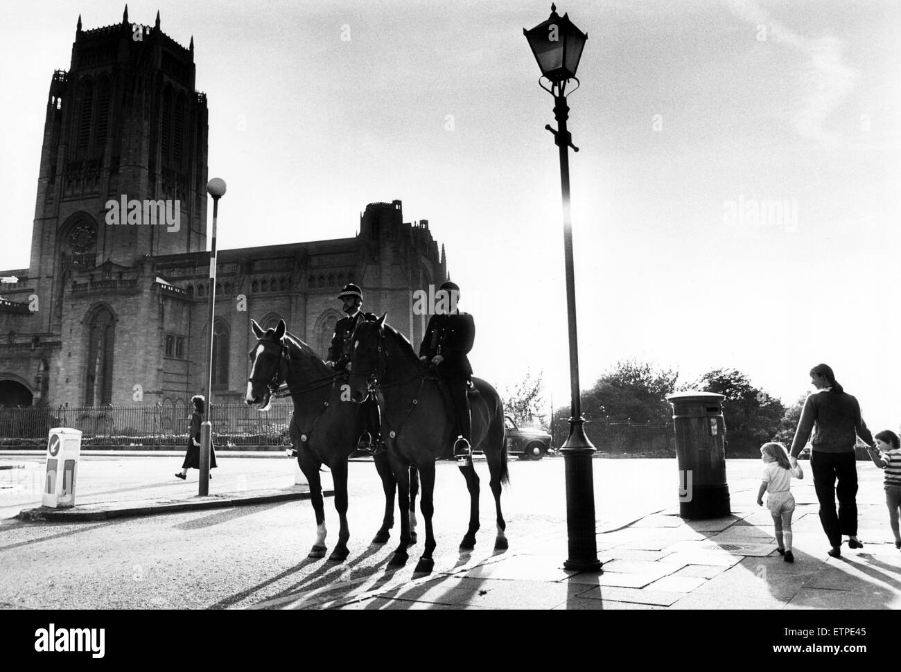 Polizeistreife montiert auf Pferden, die Gegend um Liverpool Anglican Cathedral. 6. September 1989. Stockfoto