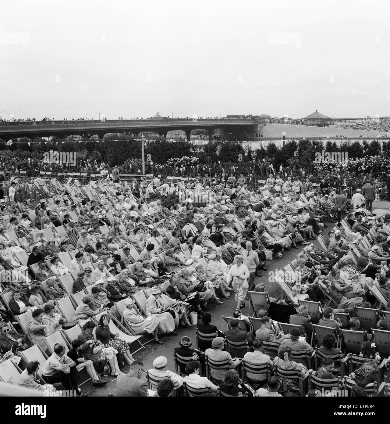 Southport, Massen von Menschen in die Floral Hall Gärten entspannen, wie sie, die Band, Merseyside hören. 5. August 1959. Stockfoto