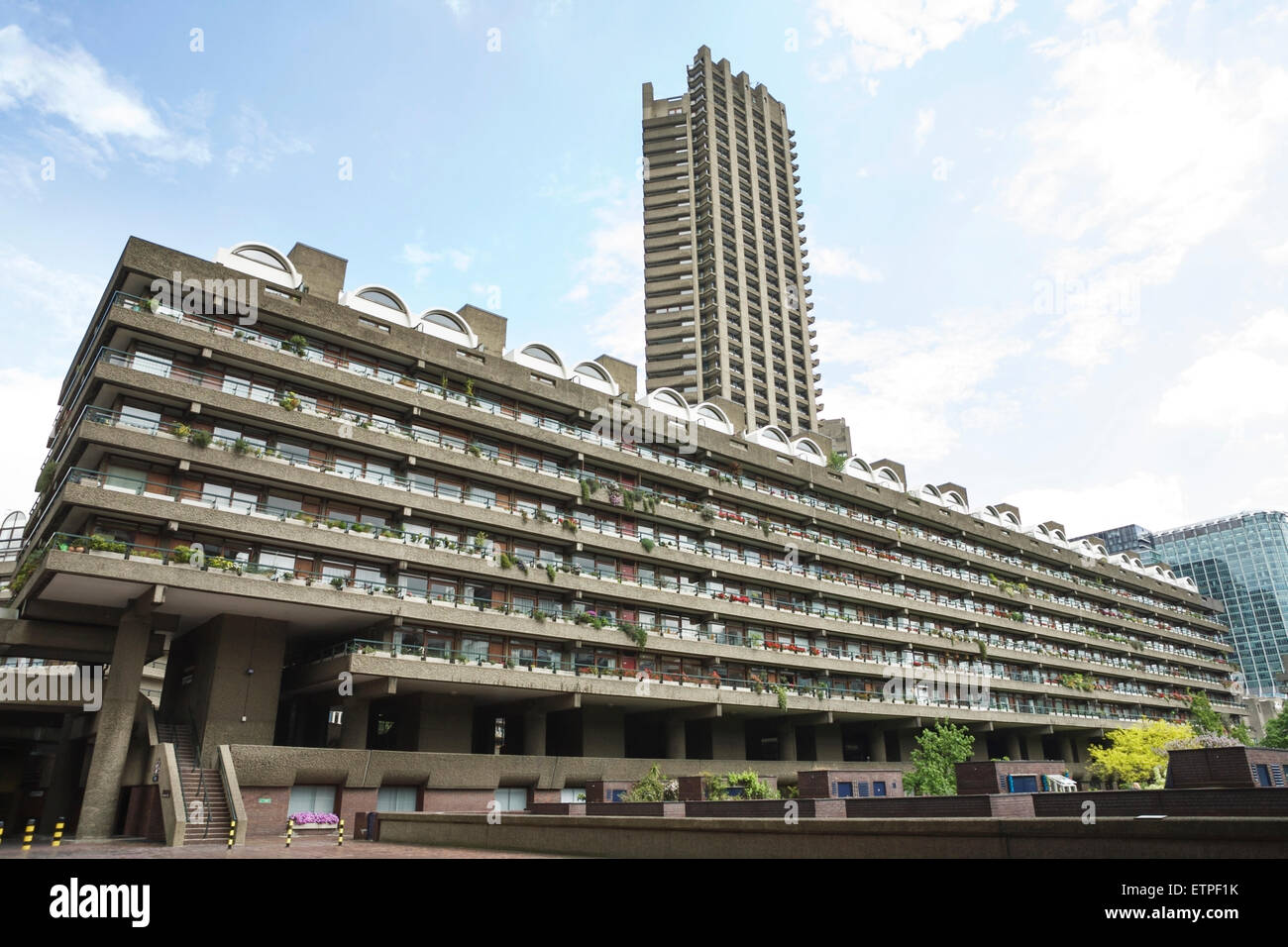 Die Barbican Estate, City of London, England, UK. Beton-Wohnungen der 1960er Jahre & der 1970er Jahre. Stockfoto