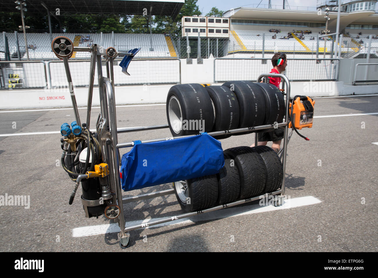 Monza, Italien - 30. Mai 2015: Ein Mann schiebt eine Rack mit Reifen auf der Rennstrecke Autodromo Nazionale di Monza Stockfoto