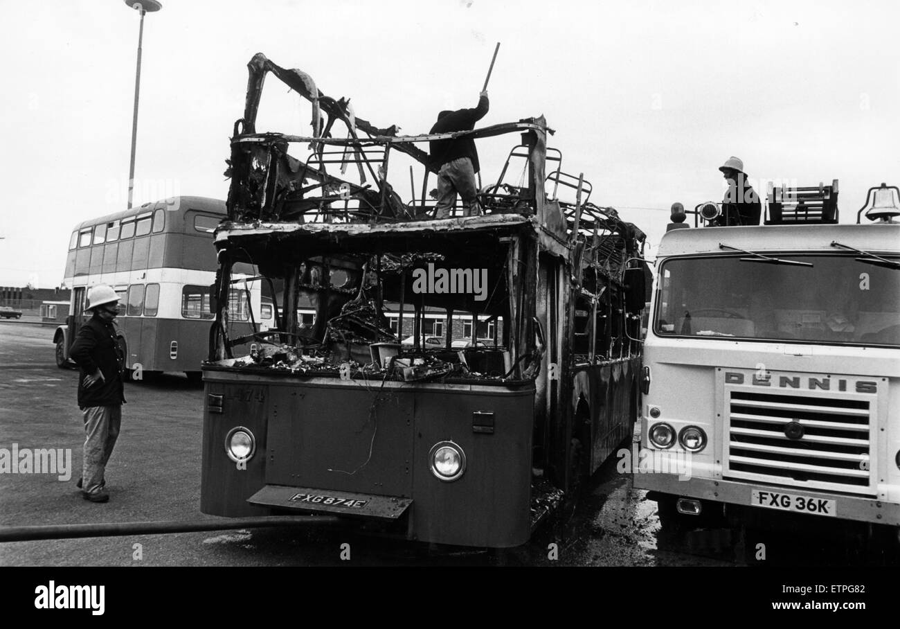 Doppeldeckerbus brannte völlig aus, Fahrer, die Ann Mossman und alle Passagiere entkam unverletzt, Middlesbrough, 24. Juli 1980. Stockfoto