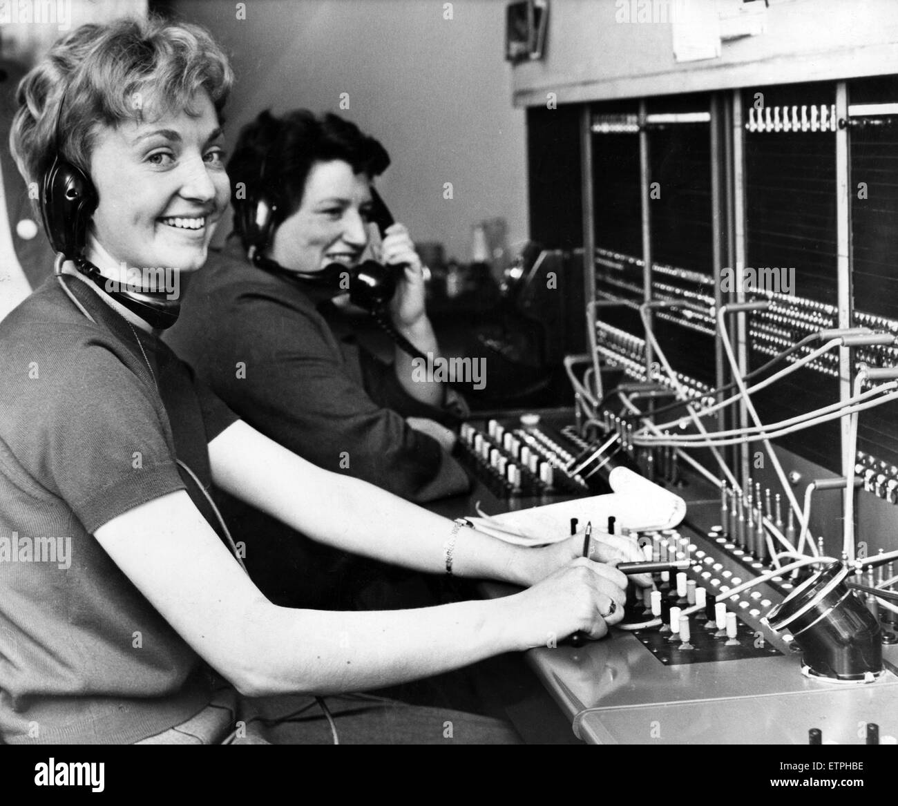 Maurenn Mulholland und Doreen McCabe arbeiten im Balliol House. 7. September 1967. Stockfoto