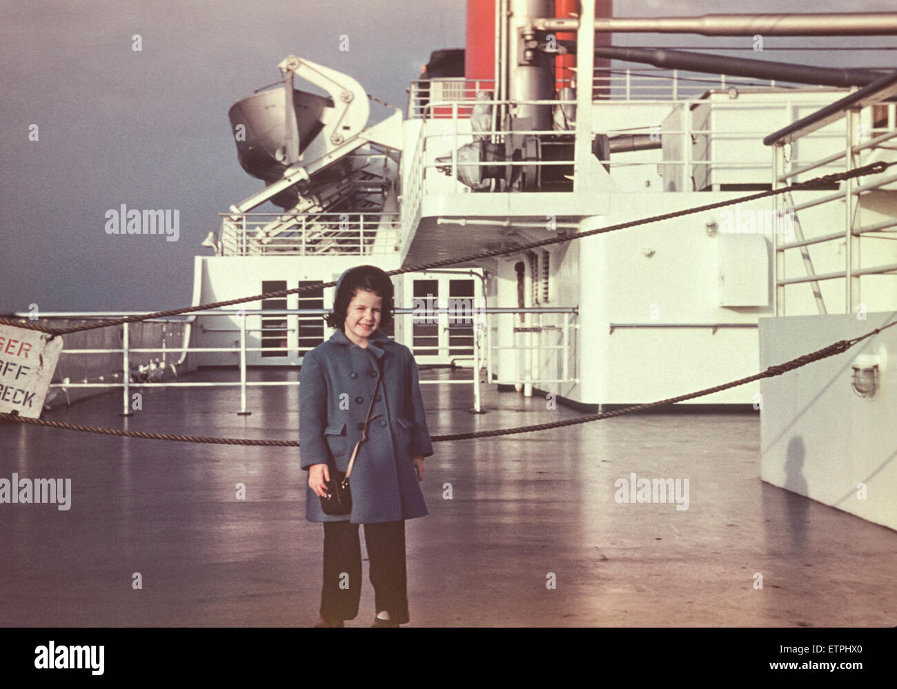 Kleine Mädchen stehen auf dem Deck der Ocean Liner SS United States Deck in eine 1953 Atlantic Crossing Stockfoto