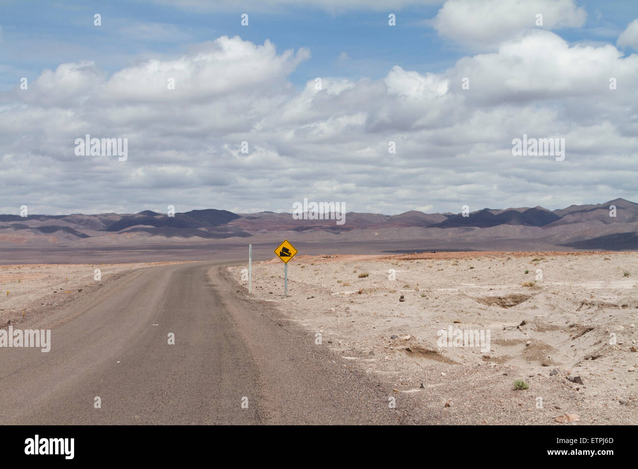 Straße mit Warnung vor steilen Gradienten in der Wüste, Atacama, Chile Stockfoto