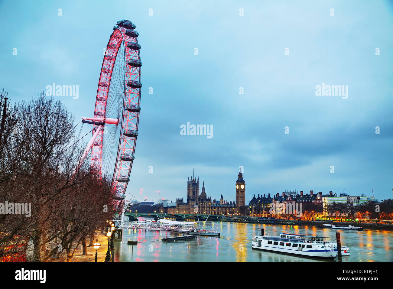 LONDON - APRIL 5: Überblick über London mit Coca-Cola London Eye auf 5. April 2015 in London, Vereinigtes Königreich. Stockfoto