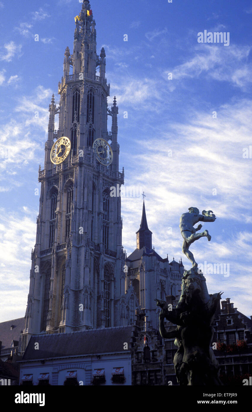 BEL, Belgien, Antwerpen, Brabo-Brunnen auf dem Markt, Liebfrauen-Kathedrale.  BEL, Belgien, Antwerpen, der Brabobrunnen bin Gro Stockfoto