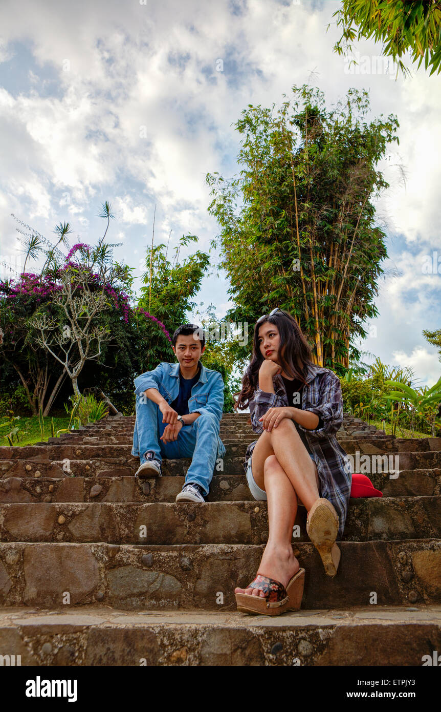 Junge Paar im Urlaub mit Jeans und lässigen Mädchen Stockfoto