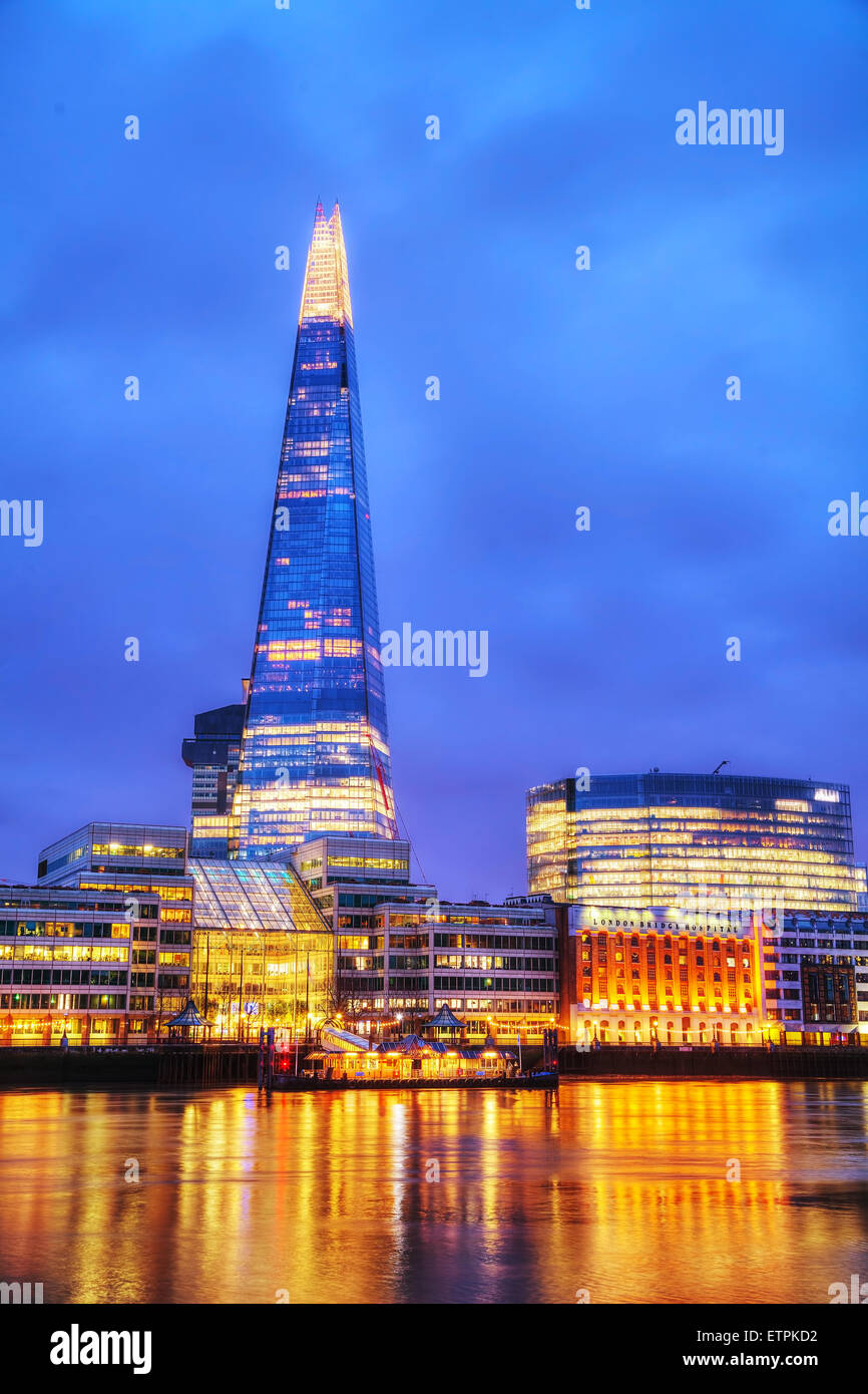 LONDON - 4 APRIL: Übersicht von London mit der Glasscherbe am 4. April 2015 in London, Vereinigtes Königreich. 306 Meter hoch stand. Stockfoto