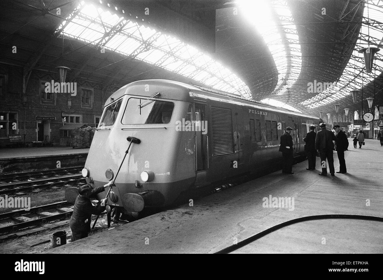 13:15-Bristol nach London Pullman Service stehen am Bahnsteig 9 Bristol Temple Meads Bahnhof kurz vor seiner Abreise nach Paddington 8. Februar 1967 Stockfoto