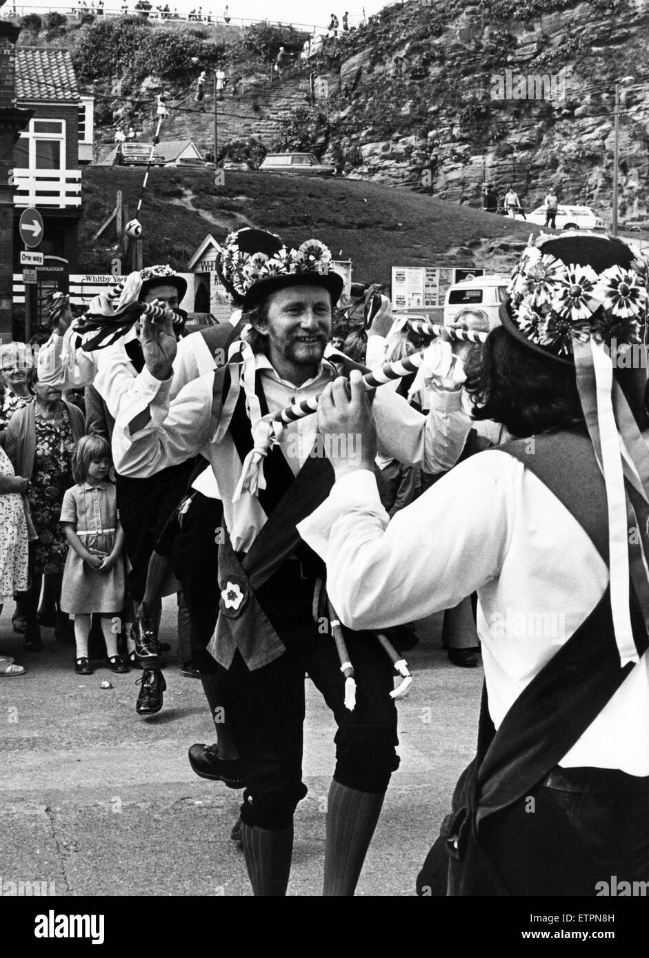 Whitby Folk Week - Chanctonbury Ring Morris Männer (Sussex) geben eine tanzende Display. 18. August 1980. Stockfoto