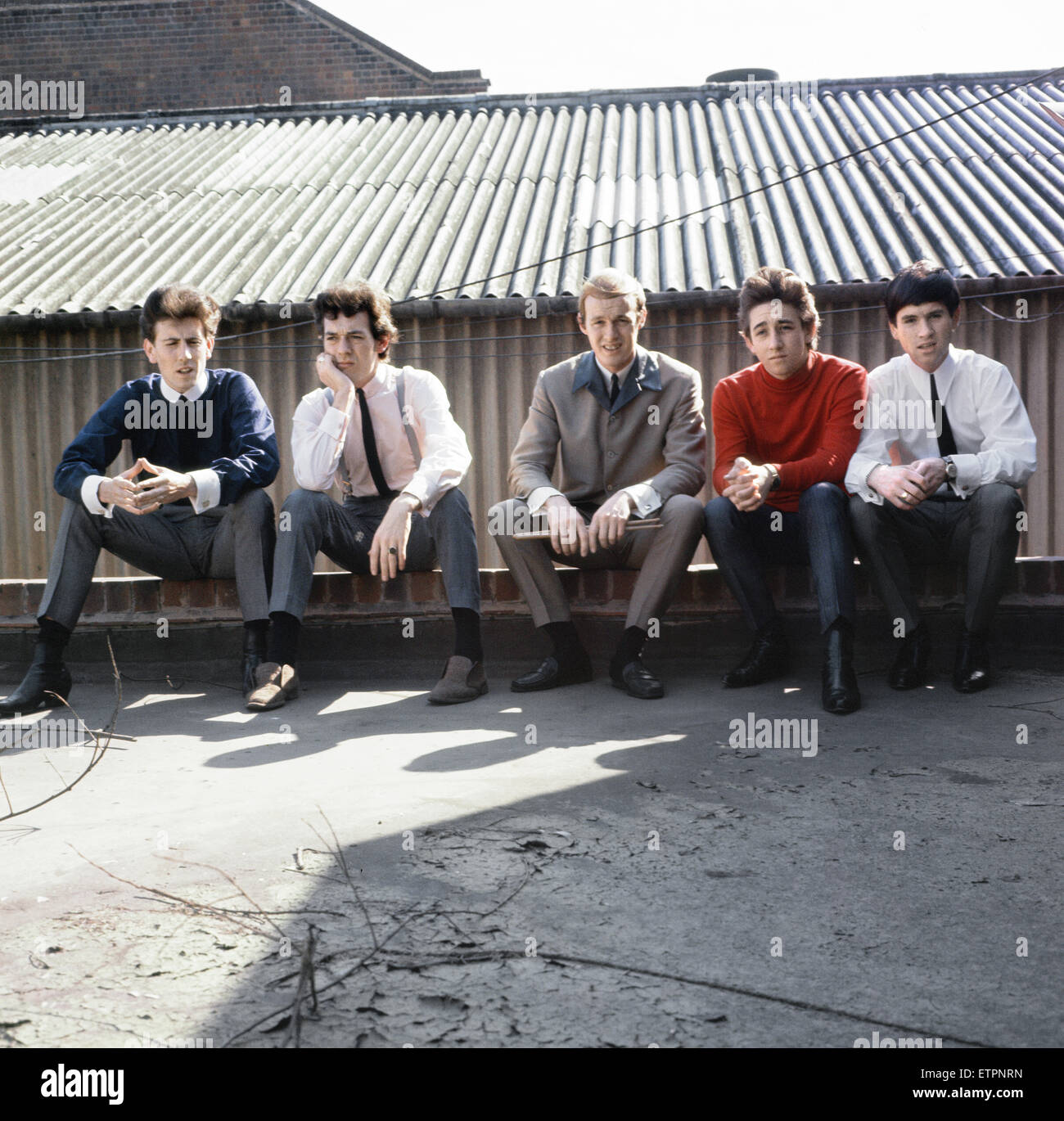 Britische Popgruppe The Hollies Durchführung im BBC Fernsehen-Diagramm-Programm Top Of The Pops. Von links nach rechts: Peter Staples, Chris Britton (unten), Schlagzeuger Ronnie Bond (oben) und Sänger Reg Presley.  April 1968. Stockfoto Britische Popgruppe The Hollies Durchführung im BBC Fernsehen-Diagramm-Programm Top Of The Pops. Von links nach rechts: Peter Staples, Chris Britton (unten), Schlagzeuger Ronnie Bond (oben) und Sänger Reg Presley.  April 1968. Stockfoto