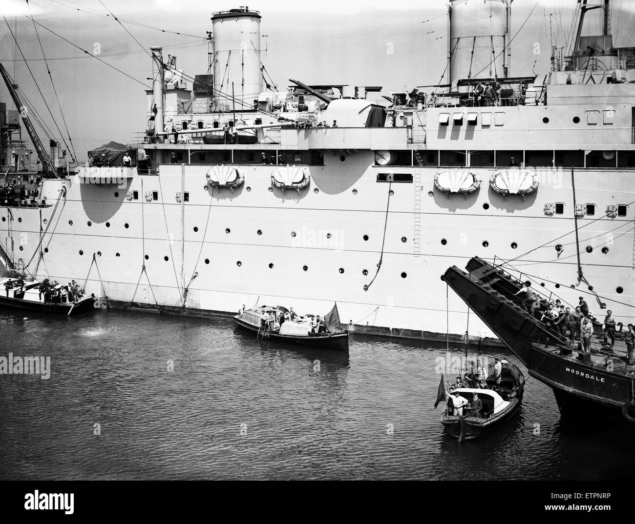 HM-u-Boot-Sidon sank im Hafen von Portland nach einer Explosion. Sie war neben der HMS Maidstone zum Zeitpunkt festgemacht. Im Bild, der Bergung. 16. Juni 1955. Stockfoto