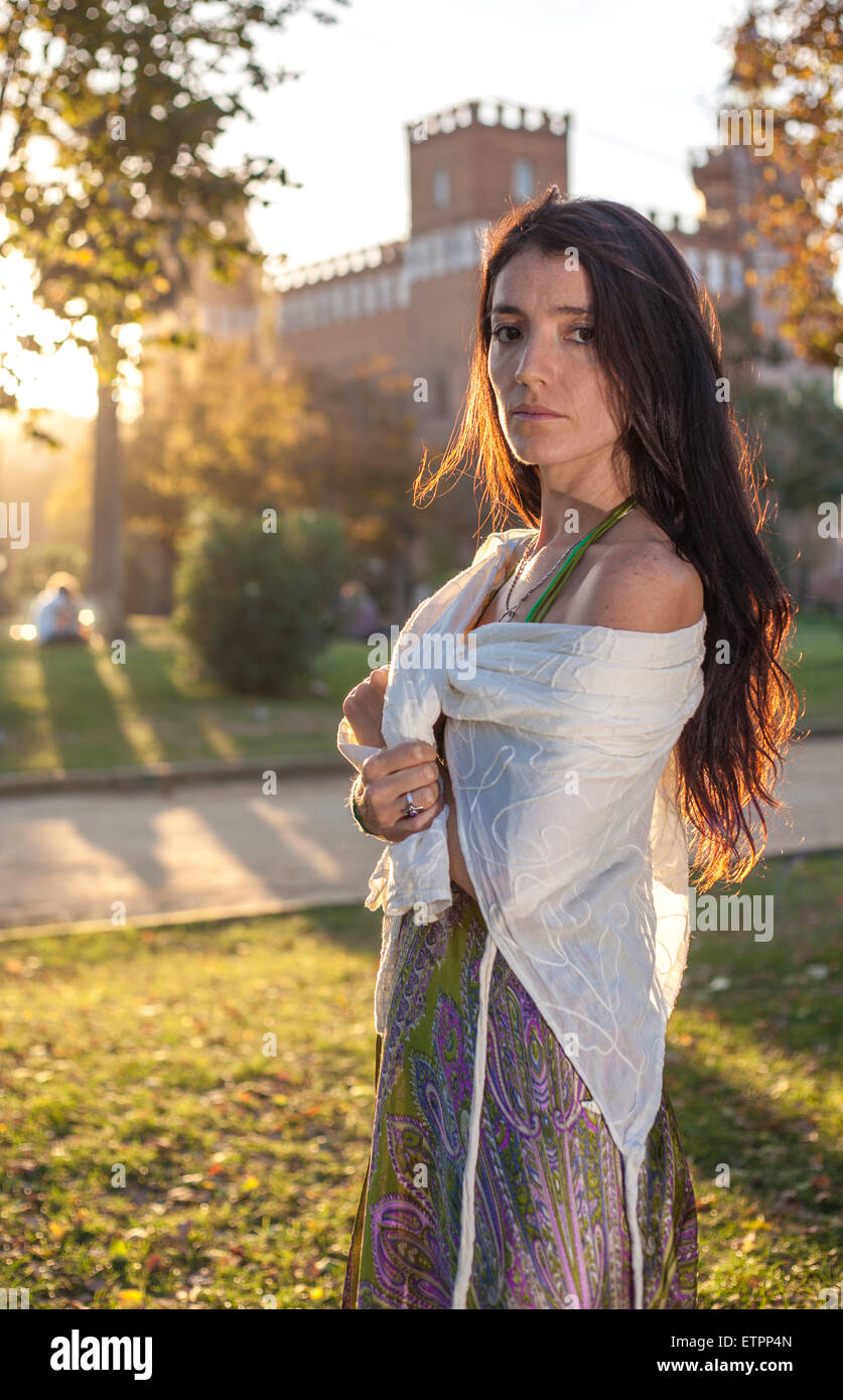 Frauen, Jugendliche, Portrait, stehen im Park, braune Haare, Barcelona, Park, Stadt, städtischen Tuch, Spanien, Europa Stockfoto