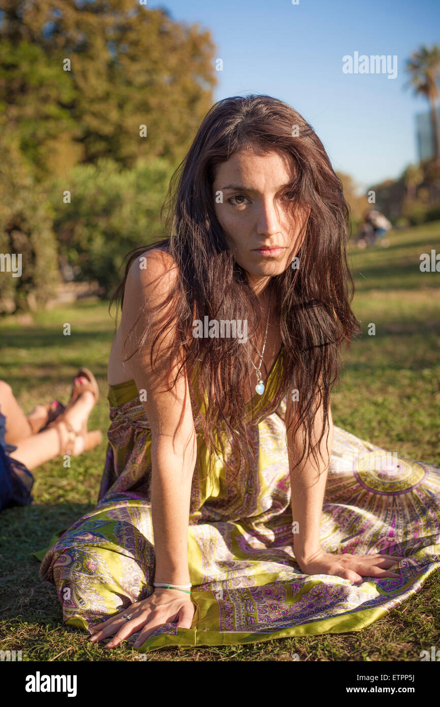 Frauen, jung, sitzen auf Rasen, Park, braune Haare, Barcelona, Park, Stadt, städtischen Tuch, Spanien, Europa, zuversichtlich, Stockfoto