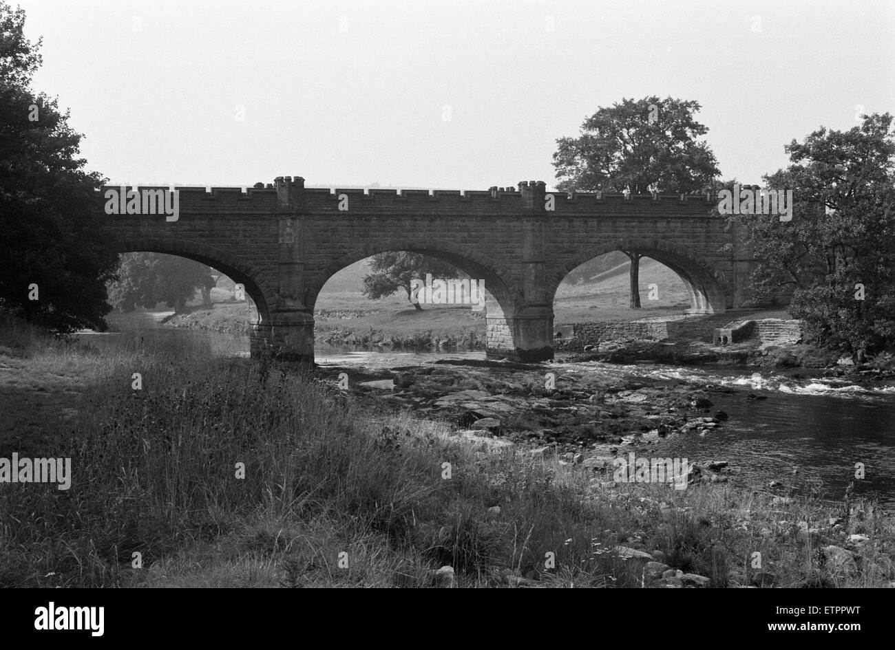 Barden Aquädukt und Fußgängerbrücke überqueren des Flusses Wharfe, North Yorkshire. September 1971. Stockfoto