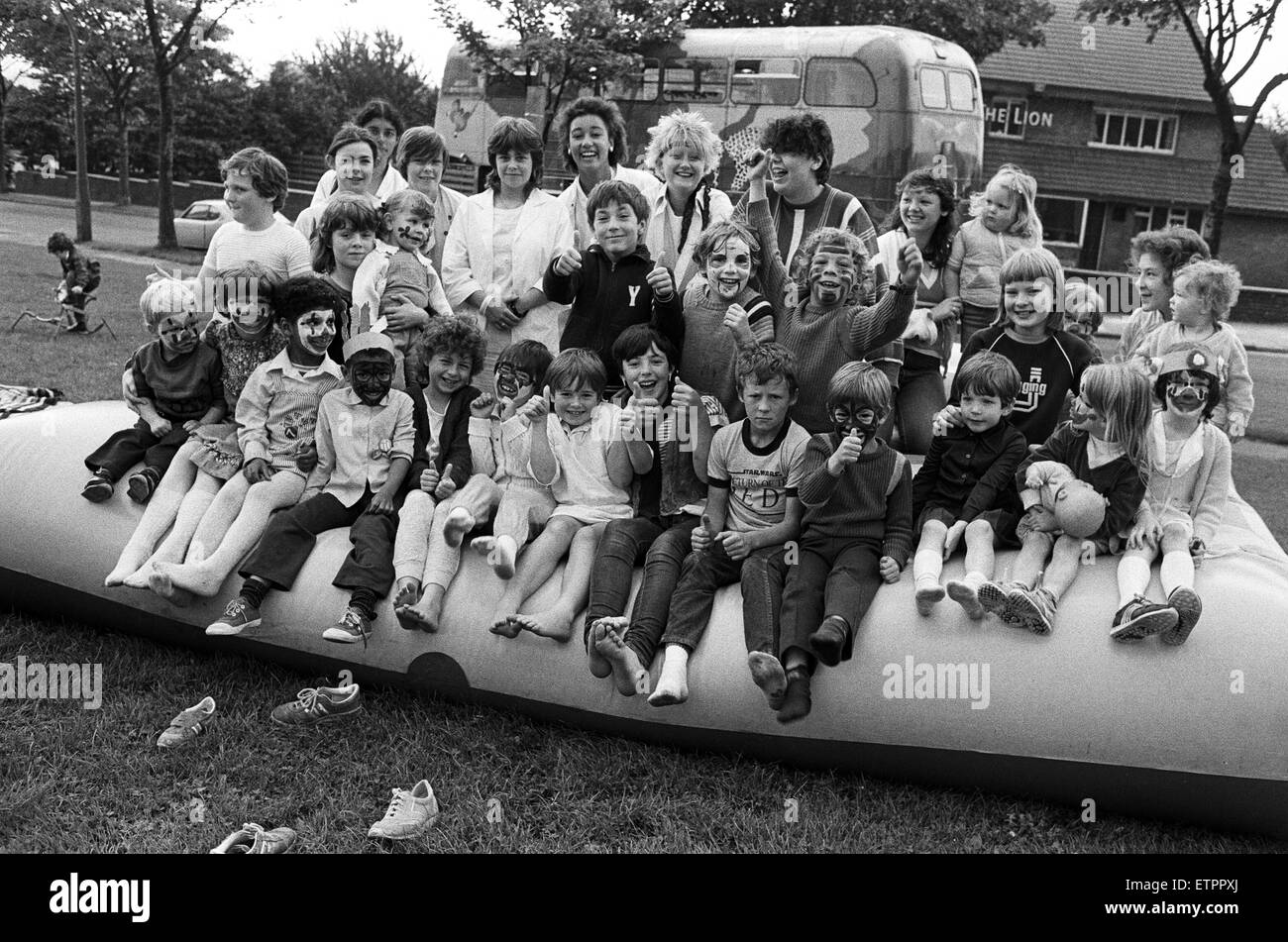 Diese Kinder aus Aldonley, Almondbury, genossen ein "Play-Day"-mit freundlicher Genehmigung der National Children Centre, Huddersfield Bereich gerade in den Sommerferien auf Tournee.  Dschungel-Bus und Ausstattung des Zentrums ist auf Bereiche herausgenommen werden wo es keine Spiel-Bestimmungen für Kinder in den Schulferien.  Der Service begann Mitte Juli und Vereinbarungen wurden unternommen, um den Dschungel-Bus in andere Teile der Stadt zu nehmen.  "Tage spielen" werden aus wenn es sicherer ist, von der Huddersfield Cinderella Gesellschaft finanziert. 19. August 1985. Stockfoto