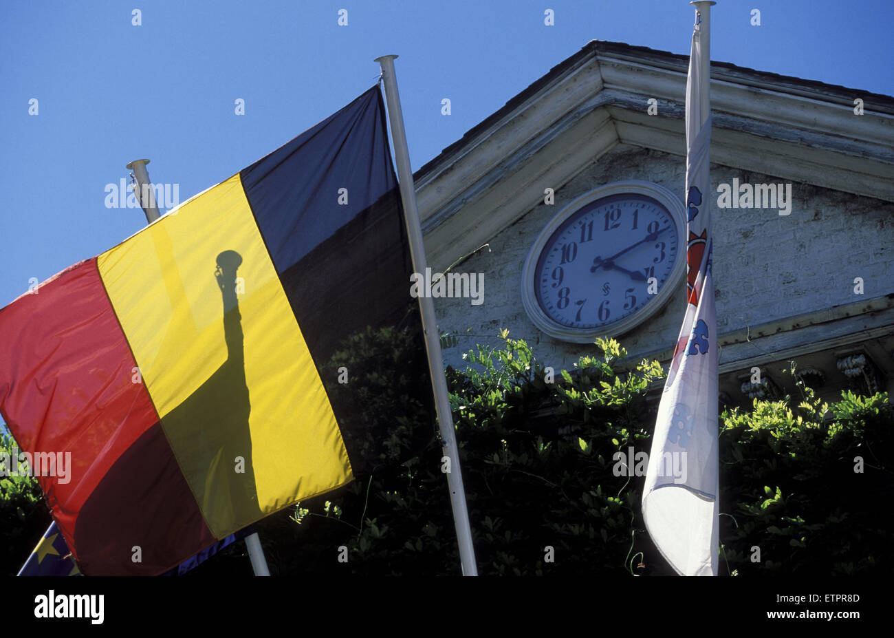 BEL, Belgien, Eastbelgium, Eupen, Fahnen vor dem Rathaus.  BEL, Eupen, Belgien, Ostbelgien Flaggen Vor Dem Rathaus. Stockfoto