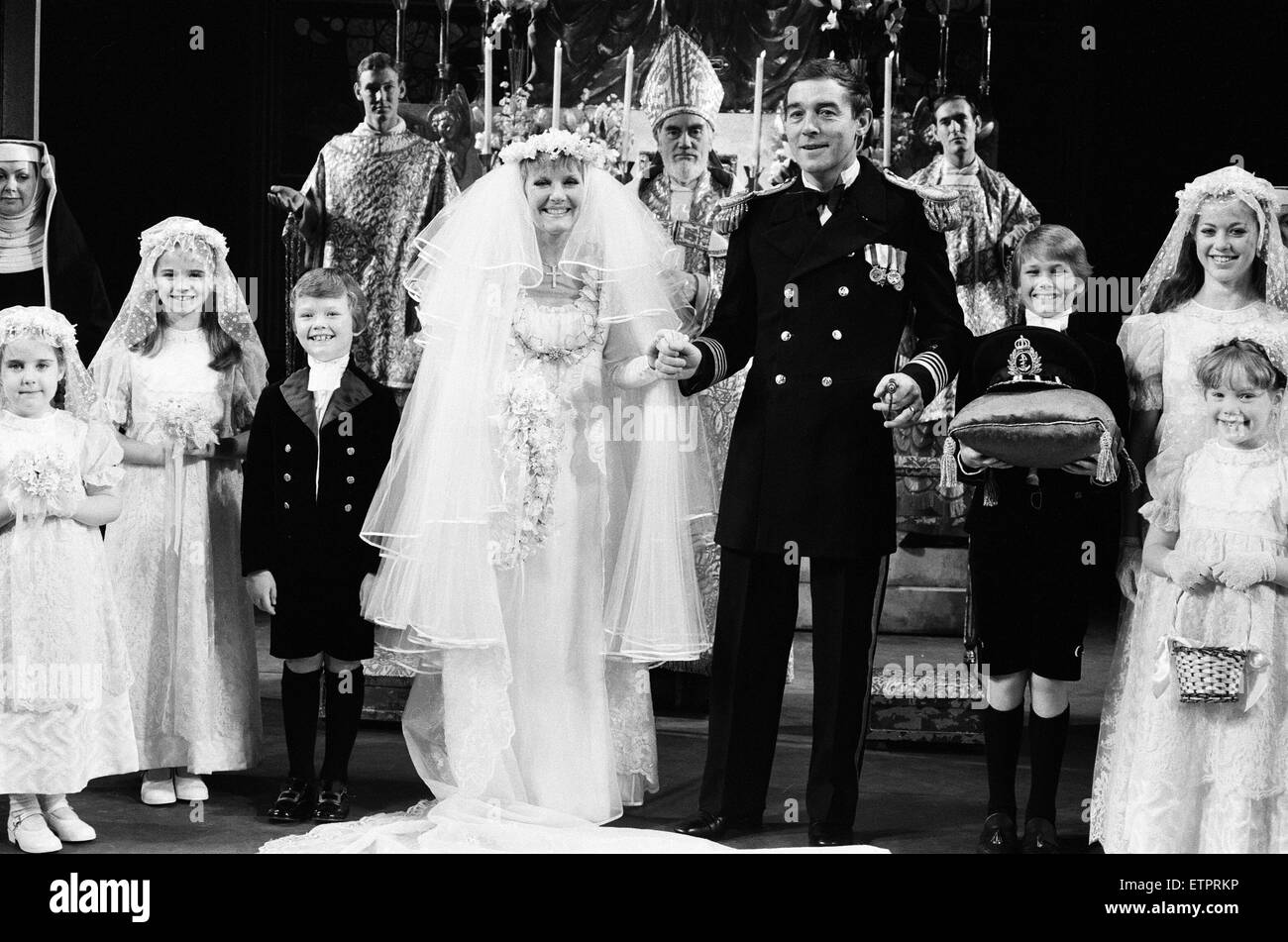 Petula Clark-stars in der West End-Produktion "The Sound of Music". Die Darsteller sind während der Hochzeitsszene abgebildet. 9. August 1981. Stockfoto