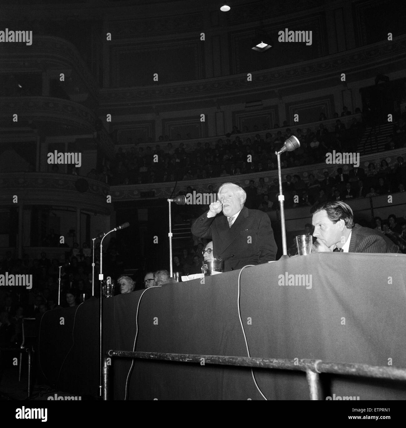 "Keine hängenden" rally in der Albert Hall. Abgebildet, Sydney Silverman, eine britische Labour-Politiker und lautstarker Gegner der Todesstrafe. 19. April 1961. Stockfoto