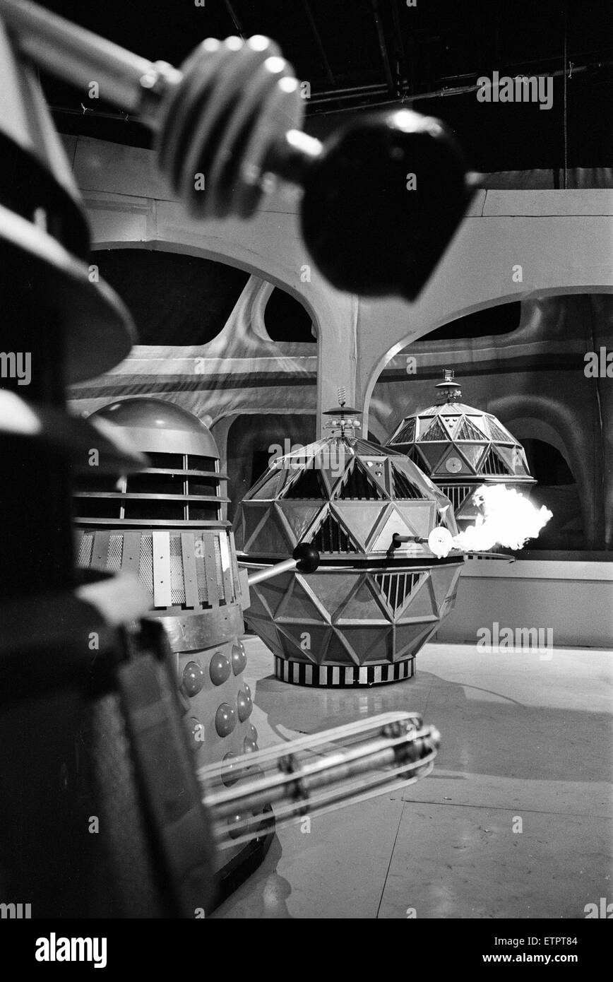 Doctor Who, Fernsehserie, Szene aus Geschichte namens "The Chase", achte Serie, Staffel 2. Bilder zeigen die Konfrontation zwischen der Mechonoids, große kugelförmige Roboter ursprünglich von Menschen gebaut um Welten und ihre Erzfeinde The Daleks besiedeln zu helfen. Die Auseinandersetzung erfolgt auf einer Raumstation. BBC TV-Studios, Ealing Green gefilmt. 14. April 1965. Stockfoto