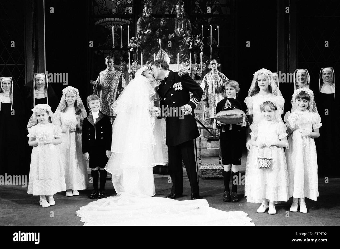 Petula Clark-stars in der West End-Produktion "The Sound of Music". Die Darsteller sind während der Hochzeitsszene abgebildet. 9. August 1981. Stockfoto