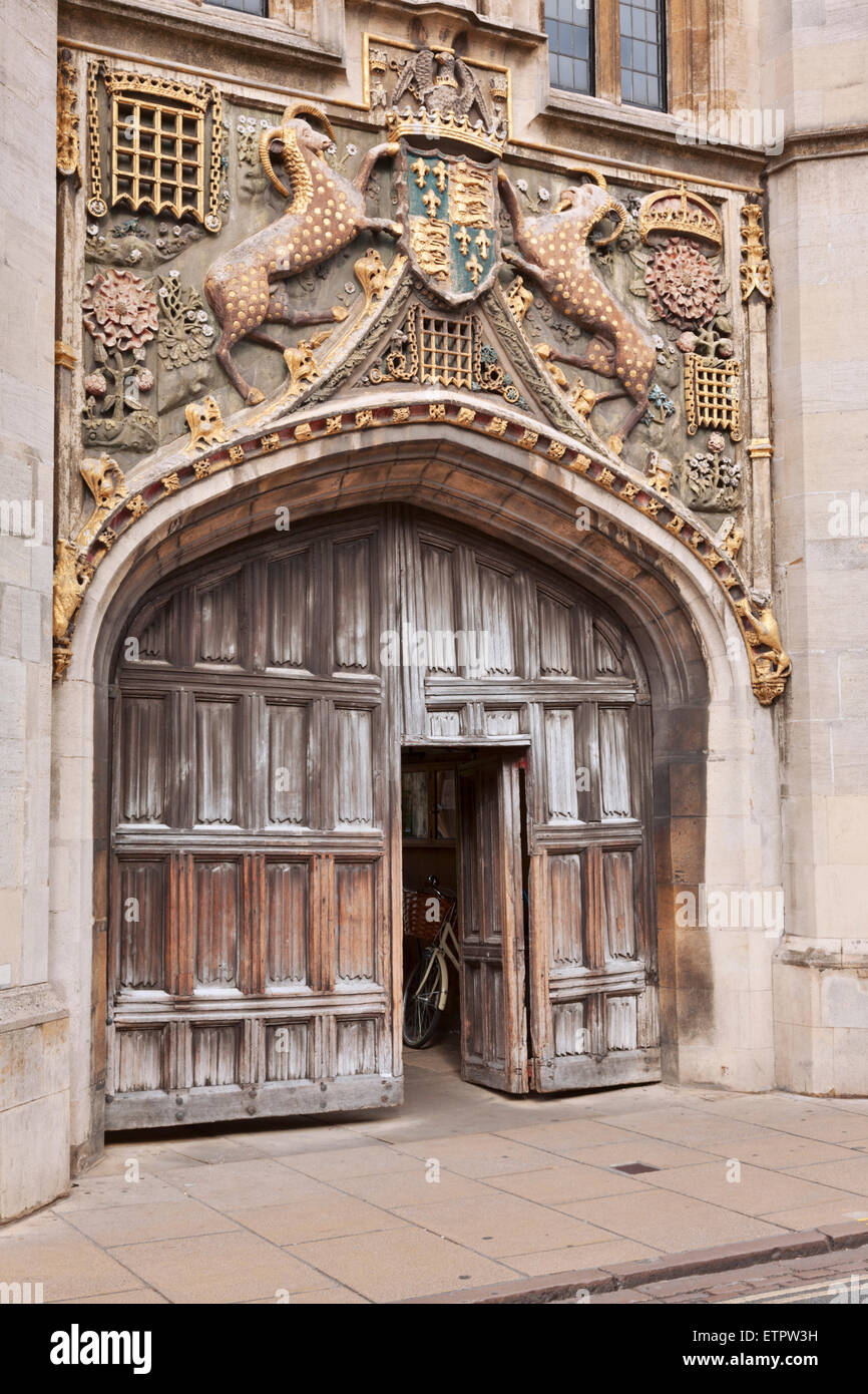 Große Tor am Christi College in Cambridge mit der Yale unterstützen die Arme Stockfoto