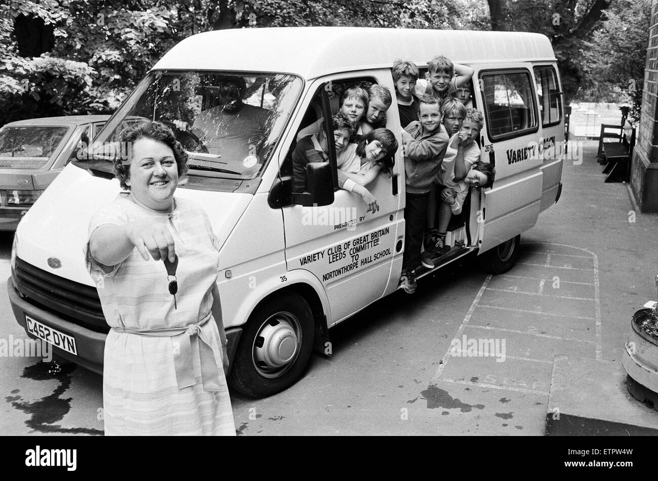 Variety Club von Großbritannien - die prominenten-Charity-Organisation - hat einen Kleinbus Nortonthorpe Hall School, Scissett präsentiert. TV-Moderator Richard Whiteley übergab die Schlüssel des Busses, kommissarischer Leiter Frau Anne Mallinson, im Bild mit einigen Stockfoto