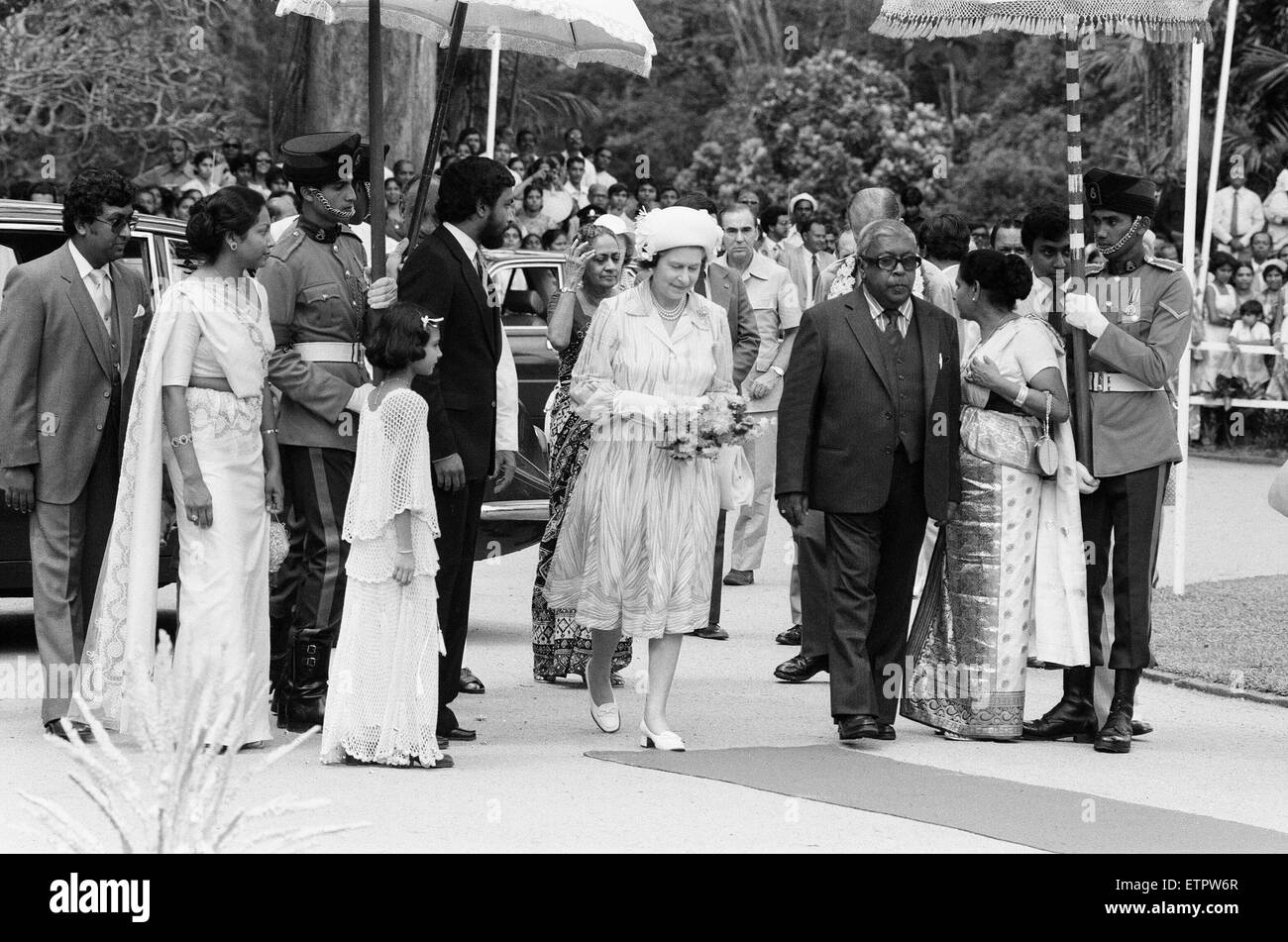 Die Royal Queens Vist nach Sri Lanka 21.-25. Oktober 1981. Ihre Majestät Königin Elizabeth II besucht Sri Lanka zweimal seit der Unabhängigkeit zuerst im Jahr 1953 und dann im Jahr 1981. Die Königin zweiter Besuch war zu die Feierlichkeiten 50 Jahre universal Erwachsenen Franchise in Sri Lanka zu besuchen. Der Victoria Damm des Mahaweli-Umleitung-Programms wurde feierlich von Premierministerin Margaret Thatcher 1984 eröffnet. Sri Lanka-Riegel mit Großbritannien sind vielfältig und decken ein breites Spektrum von Bereichen. Über einen Zeitraum von Zeit haben britische Handelsinteressen in Sri Lanka einen allmählichen Übergang von Plantagen, gezeigt. Stockfoto